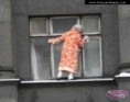 /album/nepochopitelne-hloupe-napady/granny-washes-windows-jpg/